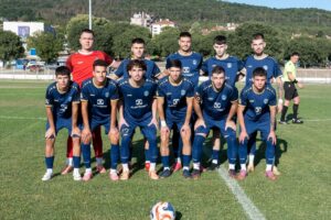 ФК Аксаково със силни игри, първа точка в шампионата ФК Аксаково изигра наситена седмица с два официални мача. В междинния втори кръг на Североизточната Трета лига тимът загуби с 1:6 при гостуването си на Лудогорец III в Разград. Двубоят се проведе в сряда, 26 август. Три дни по-късно „сините“ взеха първата си точка за сезона след 1:1 с устойчивия тим на Черноломец (Попово) — това беше третата поредна визита за отбора. В Разград тимът бе отсъден от голяма част от основните си играчи и излезе с едва 15 души в групата, но въпреки това се противопостави на един от най-силните състави в групата. Резултатът бе тежък, но от треньорския щаб и привържениците имаше положителни оценки. Единственото попадение за Аксаково бе дело на Борис Колчев, който се отличи с прехвърлящ удар срещу противниковия вратар. В срещата с Черноломец отборът имаше много добри ситуации и пропусна шанс да вземе трите точки. Домакините поведоха в края на първото полувреме, а през втората част Димитър Павлу заслужено изравни. В последните 15 минути Аксаково имаше възможности да стигне и до по-убедителен успех, но в крайна сметка взе първата си точка в шампионата. В четвъртия кръг ФК Аксаково ще изиграе и първото си домакинство — срещу Черноморец (Балчик). Двубоят е в събота, 5 септември, от 17:00 часа.
