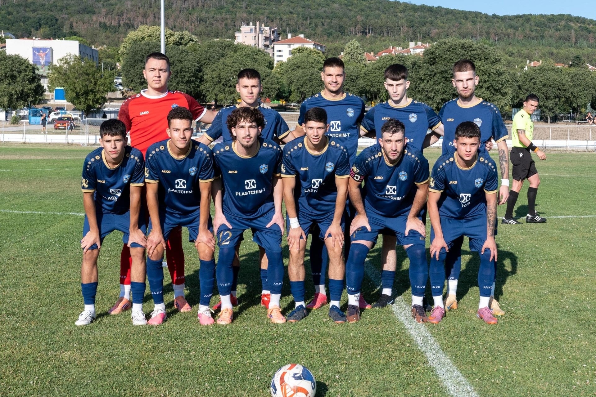 ФК Аксаково със силни игри, първа точка в шампионата ФК Аксаково изигра наситена седмица с два официални мача. В междинния втори кръг на Североизточната Трета лига тимът загуби с 1:6 при гостуването си на Лудогорец III в Разград. Двубоят се проведе в сряда, 26 август. Три дни по-късно „сините“ взеха първата си точка за сезона след 1:1 с устойчивия тим на Черноломец (Попово) — това беше третата поредна визита за отбора. В Разград тимът бе отсъден от голяма част от основните си играчи и излезе с едва 15 души в групата, но въпреки това се противопостави на един от най-силните състави в групата. Резултатът бе тежък, но от треньорския щаб и привържениците имаше положителни оценки. Единственото попадение за Аксаково бе дело на Борис Колчев, който се отличи с прехвърлящ удар срещу противниковия вратар. В срещата с Черноломец отборът имаше много добри ситуации и пропусна шанс да вземе трите точки. Домакините поведоха в края на първото полувреме, а през втората част Димитър Павлу заслужено изравни. В последните 15 минути Аксаково имаше възможности да стигне и до по-убедителен успех, но в крайна сметка взе първата си точка в шампионата. В четвъртия кръг ФК Аксаково ще изиграе и първото си домакинство — срещу Черноморец (Балчик). Двубоят е в събота, 5 септември, от 17:00 часа.