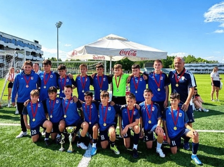 Детско-юношеската школа на ФК Доростол Силистра с исторически успех на „BG FOOTBALL TOURNAMENT“ Детско-юношеската школа на ФК Доростол Силистра записа историческо представяне на престижния турнир „BG FOOTBALL TOURNAMENT“, провеждащ се на Националната футболна база на БФС в Бояна, София. Младите силистренски таланти показаха класа, характер и воля за победа, класирайки се сред най-добрите отбори в надпреварата. Футболистите, родени през 2013 г., стигнаха до големия триумф. Отборът игра изключително доминантно и след серия категорични победи се пребори за златните медали. Резултати на състава родени 2013 г.: Доростол – Атлетик (Козлодуй) 12:0 Доростол – Рилски спортист (Самоков) 3:0 Доростол – Риал (Перник) 4:0 Финал: Доростол – ДФК Орлета (Пазарджик) 2:1 Във финалния мач тимът на Доростол изоставаше с 0:1 през първото полувреме, но в последните минути обърна срещата с късни попадения на Румен Кръстев и Никълъс Кралев и се поздрави с победата 2:1. Набор 2013/2014 заслужено получи купа и златни медали след 4 победи, 21 отбелязани гола и само 1 допуснат. Индивидуалната награда за най-добър играч (MVP) на турнира беше присъдена на Никълъс Кралев. Набор 2015 завоюва бронзовите медали. По-малките състезатели също демонстрираха дух и се класираха за двубой за третото място. Резултати на състава родени 2015 г.: Доростол – Симитли 2:0 Доростол – ФК Талант (София) – загуба Доростол – Брезница (Гоце Делчев) 1:1 Мач за 3. място: Доростол – Арес (София) 2:0 Събраните 4 точки изведоха отбора до директен сблъсък за третото място срещу Арес (София), където силистренците спечелиха с 2:0 след голове на Момчил Георгиев и Борислав Симеонов. След успешния двубой момчетата от набор 2015/2016 получиха купа и бронзови медали.