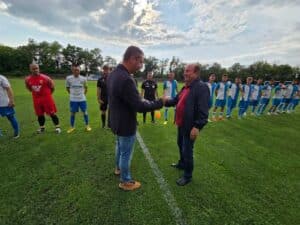 Левски 2007 стартира участието си в Купата на България утре Левски 2007 ще открие похода си в турнира за Купата на България още утре. Отборът гостува на представителя на „А“ Областна група – Ботев (Комарево), в първия кръг от квалификациите в област Плевен. Двубоят е насрочен за 2 септември от 18:00 часа. В другата среща Партизан (Червен бряг) е гост на играещия в „Б“ Областна група Вандалс (Плевен), а Ювентус (Малчика) е с почивка в този кръг. В състава на Левски няма да попадне Милен Ивов, който е с разтежение. Атанас Петров пък е с работни ангажименти и също ще отпадне от плановете на треньора. „Ясно е, че едва ли ще спечелим Купата на България, така че гледаме на този двубой като на тренировка. Шанс за изява ще получат по-младите футболисти. Мачът с Троян в събота вече трябва да го вземем на всяка цена.“, сподели президентът и старши треньор на тима Дочко Дочев.