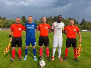 Рилски спортист (Самоков) победи Спортист (Своге) с 2:1 Рилски спортист (Самоков) победи с 2:1 Спортист (Своге) в мач от междинния седми кръг на MrBit Втора лига, игран на стадион "Искър" в Самоков. Гостите започнаха по-активно и в началото принудиха Ивайло Неделчев да направи две важни намеси. Постепенно „скиорите“ наложиха своето темпо и в 29-ата минута откриха резултата — Павел Тодоров засече с глава центриране от корнер на Георги Търтов. До почивката Рилски спортист не позволи на съперника да отговори. Още преди началото на втората част в игра се появи новото попълнение Марто Бойчев, който замени Георги Божилов. Юлиан Ненов отстъпи мястото си на Илия Русинов, който веднага имаше възможност за удар, но пропусна точността. До 85-ата минута домакините изглеждаха по-контролиращият отбор, но Антонио Попов изравни след грешка в отбраната. Веднага след центъра последва остра атака, при която играч на гостите засече с глава подаване на Марто Бойчев и срещна собствената си мрежа, давайки нов аванс на самоковци. Това бе втора поредна домакинска победа за тима и удължаване на серията без загуба до пет двубоя. Рилски спортист вече има 9 точки в актива си. В неделя, 6 септември, тежката серия от четири двубоя за 16 дни продължава с визита срещу другия новак в групата — Несебър. Мачът от осмия кръг започва в 17:00 часа.