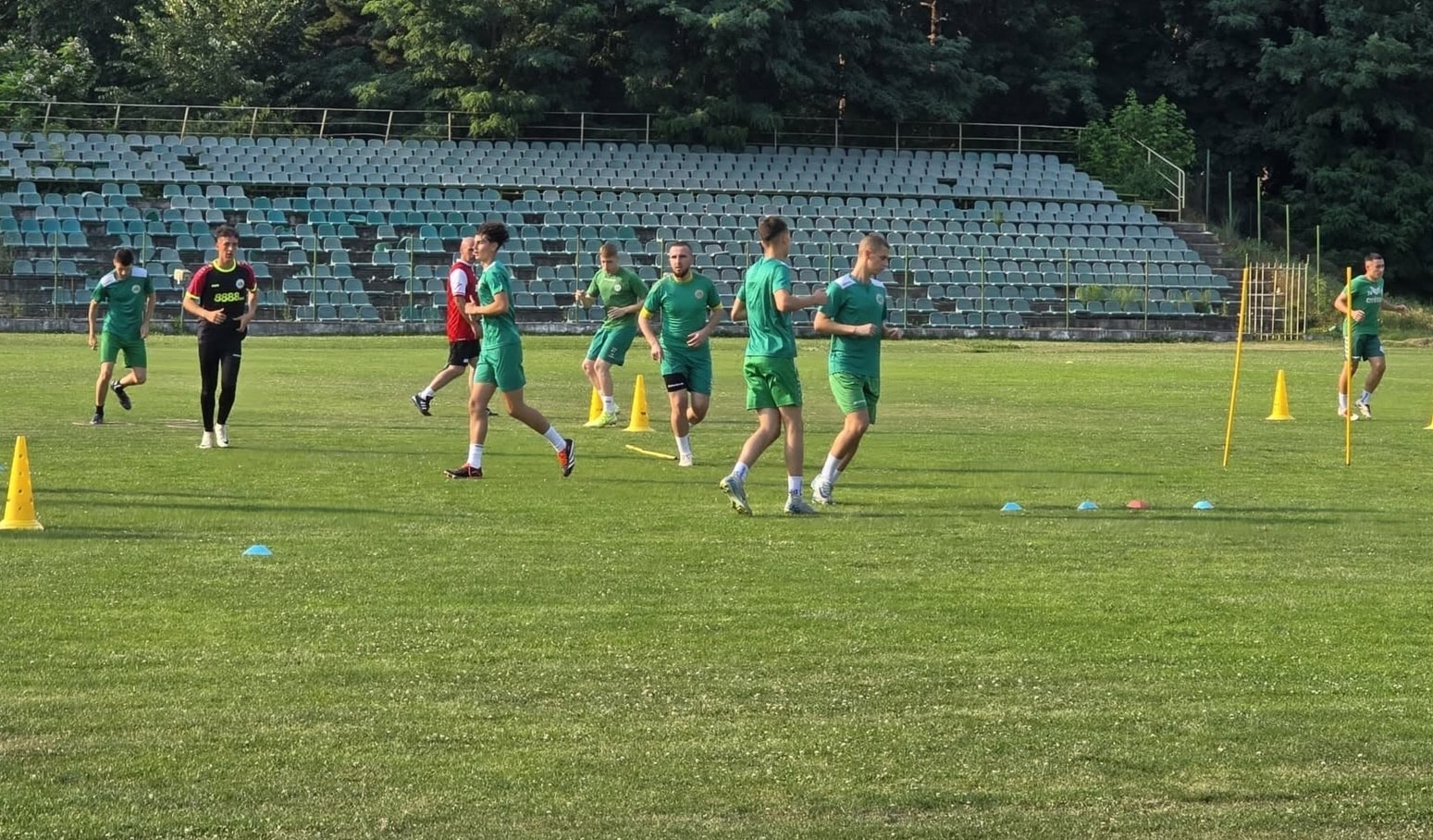 Пирин (Гоце Делчев) открива новия сезон в Областна група Благоевград (подгрупа Струма) с гостуване на Червено знаме (село Кочан). Двубоят е насрочен за неделя, 6 септември, от 17:00 часа. Тимът ще бъде отслабен от отсъствието на един от лидерите си – Иван Макриев, който страда от херния и ще бъде извън терените за продължителен период. Играещият треньор Виктор Шишков ще разчита на останалите футболисти, които проведоха лятната подготовка с отбора. В контролите преди началото на сезона Пирин победи Брезница с 4:3 (в този мач на терена преобладаваха юношите), а втората проверка срещу израелски съперник завърши 0:0.