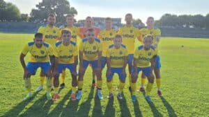 Димитровград победи Загорец (Нова Загора) с 2:0 Димитровград постигна домакинска победа с 2:0 над Загорец (Нова Загора) в мач от петия кръг на Югоизточната Трета лига. Отборът на Тодор Манев записа втори пореден успех на свой терен и вече има 6 точки в актива си през настоящия сезон. Двубоят започна динамично, с бързи атаки към двете врати, но първите минути не предложиха реални голшансове. Първата по-опасна ситуация дойде в 18-ата минута, когато Христо Крайчев отправи силен удар, който бе отразен от вратаря на гостите Димитър Митев. В 30-ата минута Митев отново показа класа, след като спря опит на Георги Георгиев да вкара. Жълто-сините доминираха особено след средата на първото полувреме и заслужено излязоха напред в резултата в 42-ата минута чрез точно изпълнение на Христо Крайчев, който оформи 1:0 след силен мач. Второто полувреме предложи няколко опасни положения: в 55-ата минута Георги Георгиев стреля от границата на наказателното поле, но рикошет попречи топката да влети във вратата. В 67-ата минута вратарят на домакините Янислав Георгиев се отличи с важна намеса, запазвайки аванса на своя тим. В 85-ата минута Филип Сантов намери мрежата за втори път, но страничният съдия отсъди засада — решението бе спорно, тъй като Сантов бе втора позиция, а играчът в нередовна позиция не демонстрира намерение да играе топката. В добавеното време влезлият като резерва Иван Мищенко подсигури победата за Димитровград, оформяйки крайното 2:0. В шестия кръг Димитровград има тежко гостуване — на ФК Ямбол в събота, 12 септември, от 17:00 часа.