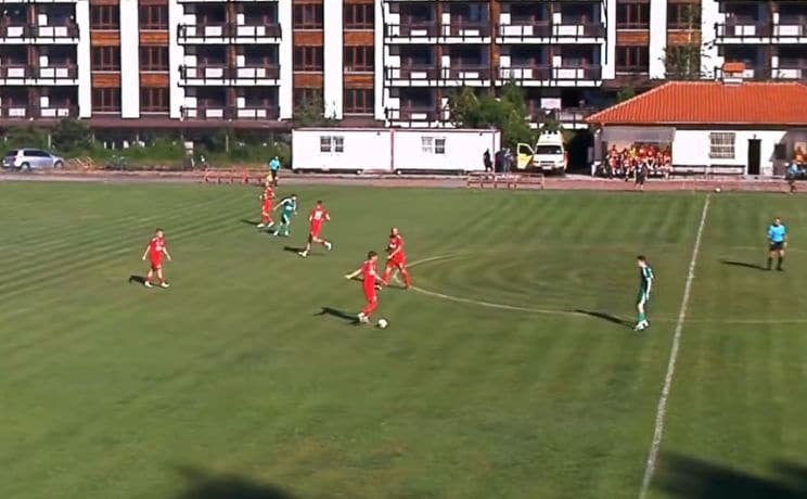 ФК Банско загуби с 0:4 от Оборище (Панагюрище) ФК Банско допусна разгромна загуба у дома с 0:4 от Оборище (Панагюрище) в среща от 6-ия кръг на Югозападната Трета лига. Това беше първо поражение за тима през сезона след серия от пет мача без загуба. Двубоят се разви кошмарно за домакините още в самото начало — Мартин Стоилов вкара в 20-ата секунда, когато изскочи зад отбраната и засече топката от въздуха за 1:0. Този резултат се запази до почивката, а през втората част гостите вкараха още три гола. В 51-ата минута след атака отдясно и центриране в наказателното поле Оборище направи 2:0. В 68-ата минута резултатът стана 3:0, а пет минути преди края гостите оформиха крайното 4:0.