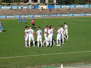 ФК Ямбол разбие Левски (Карлово) с 5:1 в 5. кръг на Югоизточната Трета лига ФК Ямбол постигна убедителна победа с 5:1 като гост на Левски (Карлово) в мач от 5 кръг на Югоизточната Трета лига. Това е втори пореден изразителен успех за ямболии с идентичен резултат след гостуването на Родопа през миналия кръг. Още в първото полувреме тимът на старши треньора Николай Жечев реши съдбата на срещата. Капитанът Иван Тошев откри резултата, а малко по-късно Янаки Панайотов направи 2:0. Третото попадение за гостите реализира Хайри Саралиев. Втората част продължи в същия стил, а влезлият от резервната скамейка Анжел Петров се разписа два пъти, оформяйки крайното 5:1.