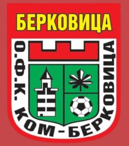 Ком (Берковица) загуби с 0:4 при гостуването на Локомотив (Мездра) Ком (Берковица) записа поражение при визитата си на Локомотив (Мездра) с 0:4 в среща от 3 кръг на Северозападната Трета лига. Старши треньорът на гостите Венцислав Иванов бе принуден да направи промени заради кадрови проблеми и не можеше да разчита на трима футболисти. В резултат тимът от Берковица, в който преобладаваха доста млади и почти юношески състави, не успя да се противопостави на шампиона от миналия сезон – Локомотив (Мездра). Домакините поведоха с 2:0 до почивката след попадения на Браиан Дочев и опитния Сергей Георгиев. През втората част Николай Николов увеличи аванса на 3:0, а крайният резултат 4:0 оформи Теодор Симеонов в 64-ата минута. В следващия кръг Ком ще бъде домакин на дублиращия отбор на Спартак (Плевен).