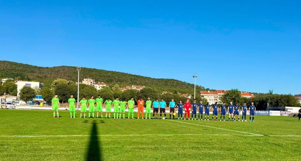 Черноморец (Балчик) победи ФК Аксаково с 4:1 в гостуване Черноморец (Балчик) надделя с 4:1 при визитата си на ФК Аксаково в мач от IV кръг на Североизточната Трета лига. За шампионите това бе трето поредно гостуване и втора победа от началото на сезона. Балчиклии вкараха две бързи попадения, които решиха срещата. В 34-та минута Мартин Янакиев откри резултата след подаване на Стефан Митев, а само две минути по-късно Янакиев наказа грешка в отбраната на домакините с втори гол след асистенция на Иван Томов. В 63-та минута Янакиев реализира дузпа за 3:0, оформяйки своя хеттрик. Нарушението беше срещу Йоан Киров. В 66-та минута Иван Томов също се разписа след втора асистенция на Стефан Митев. В 77-та минута домакините върнаха едно попадение и така фиксираха крайното 4:1. Следващият мач на Черноморец ще е първото им домакинство за сезона — среща с Олимпик (Варна) в събота, 12 септември, от 17:00 часа.