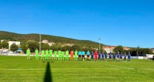 Черноморец (Балчик) победи ФК Аксаково с 4:1 в гостуване Черноморец (Балчик) надделя с 4:1 при визитата си на ФК Аксаково в мач от IV кръг на Североизточната Трета лига. За шампионите това бе трето поредно гостуване и втора победа от началото на сезона. Балчиклии вкараха две бързи попадения, които решиха срещата. В 34-та минута Мартин Янакиев откри резултата след подаване на Стефан Митев, а само две минути по-късно Янакиев наказа грешка в отбраната на домакините с втори гол след асистенция на Иван Томов. В 63-та минута Янакиев реализира дузпа за 3:0, оформяйки своя хеттрик. Нарушението беше срещу Йоан Киров. В 66-та минута Иван Томов също се разписа след втора асистенция на Стефан Митев. В 77-та минута домакините върнаха едно попадение и така фиксираха крайното 4:1. Следващият мач на Черноморец ще е първото им домакинство за сезона — среща с Олимпик (Варна) в събота, 12 септември, от 17:00 часа.