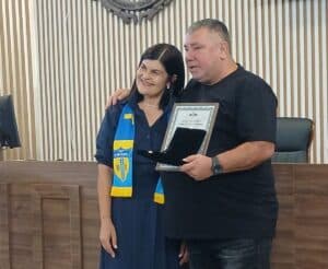 Гигант (Съединение) победи като гост Марица (Пловдив) с 1:0 в мач от 5 кръг на Югоизточната Трета лига. "Четвърти пореден мач без загуба е добре, разбира се, че сме доволни от днешния успех. Надявам се да продължим с това постоянство, защото ни очакват сериозни двубои", коментира след края на мача Добри Козарев. "Показахме обаче нашата слабост, направихме наистина невероятни пропуски, както беше и в предишния мач със Секирово. Хубавото е, че спечелихме срещу млади момчета, които са свикнали да играят на изкуствен терен, на какъвто играхме днес. Не знам дали с това целяха да ни затруднят, но ако е така, справихме се", добави шефът. "Сега ни предстоят мачове срещу сериозни съперници - Марица (Милево), Спартак Пловдив, Крумовград, но точно срещу такива съперници можем да покажем какво можем. Точно срещу такива тимове можем да се докажем - правили сме го, ще опитаме и сега да го покажем. Наясно съм с амбициите на тези клубове, но ако играем добре, всичко е възможно", каза още Козарев.
