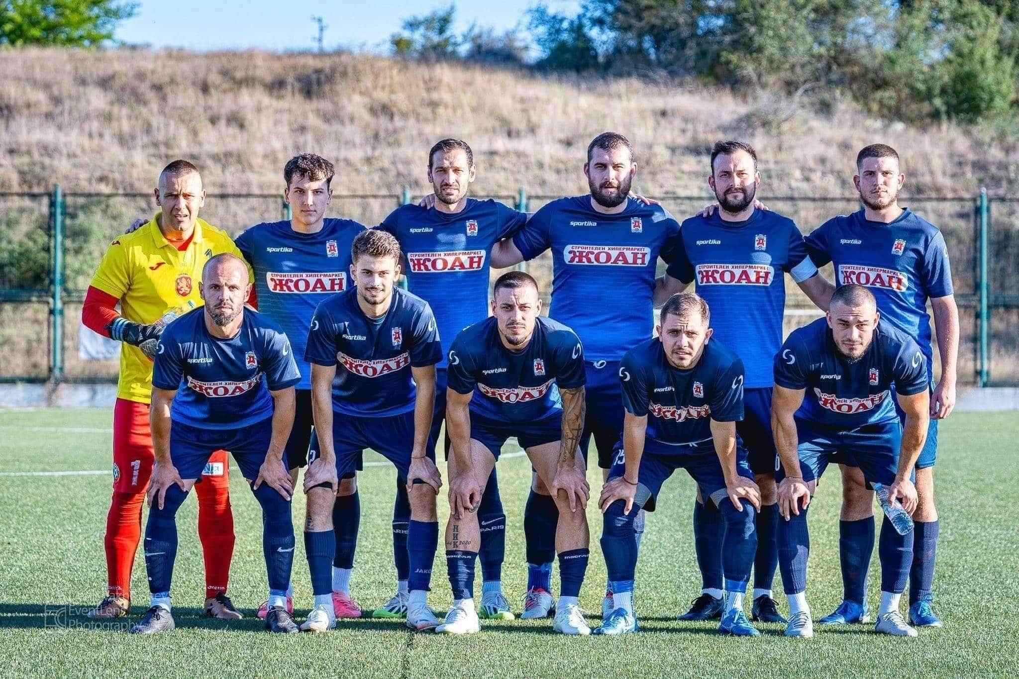 Доростол Силистра загуби с 1:5 при визитата на Бенковски (Исперих) Доростол Силистра претърпя поражение с 1:5 при гостуването си на Бенковски (Исперих) в четвъртия кръг на Североизточната Трета лига. Отборът отбеляза първия си гол за сезона, но въпреки това регистрира четвърта загуба. В петата минута Марин Петков даде аванс на домакините, които увеличиха преднината си до 3:0 след попадения на Янчо Андреев (16') и Димитър Иванов (37'). Малко след това силистренци намалиха на 1:3 и така завърши първото полувреме. През втората част Доростол се държа относително добре до 78-ата минута, когато Андреев реализира второто си попадение за мача. В 90-ата минута Никълъс Димитров оформи крайното 5:1. В петия кръг от шампионата Доростол Силистра е домакин на Септември (Тервел) на 12 септември (събота) от 17:00 часа.