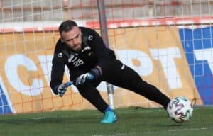 Асеновец разгроми Белащица с 4:0 като гост Асеновец (Асеновград) постигна убедителна победа с 4:0 над Белащица като гост в мач от 3 кръг на Областна група - Пловдив. Асеновградчани откриха резултата след гол на Ерай Карадайъ в 19-ата минута. Само две минути по-късно домакините получиха възможност да изпълнят дузпа след една от малкото си атаки, но на вратата бе спортният директор Илко Пиргов, който помага на терена в първите мачове и показа класа и хладнокръвие, като виртуозно спаси наказателния удар. Това даде допълнителен тласък на асеновградчани и в рамките на две минути Никола Лалев и Петко Петков се разписаха съответно в 35-ата и 36-ата минута, оформяйки 3:0 до края на първото полувреме. В 69-ата минута отново Петко Петков бе точен и оформи крайното 4:0 с втория си гол в срещата. Особено радващо бе включването на юношите на клуба, които получиха възможност да запишат минути с мъжкия тим.