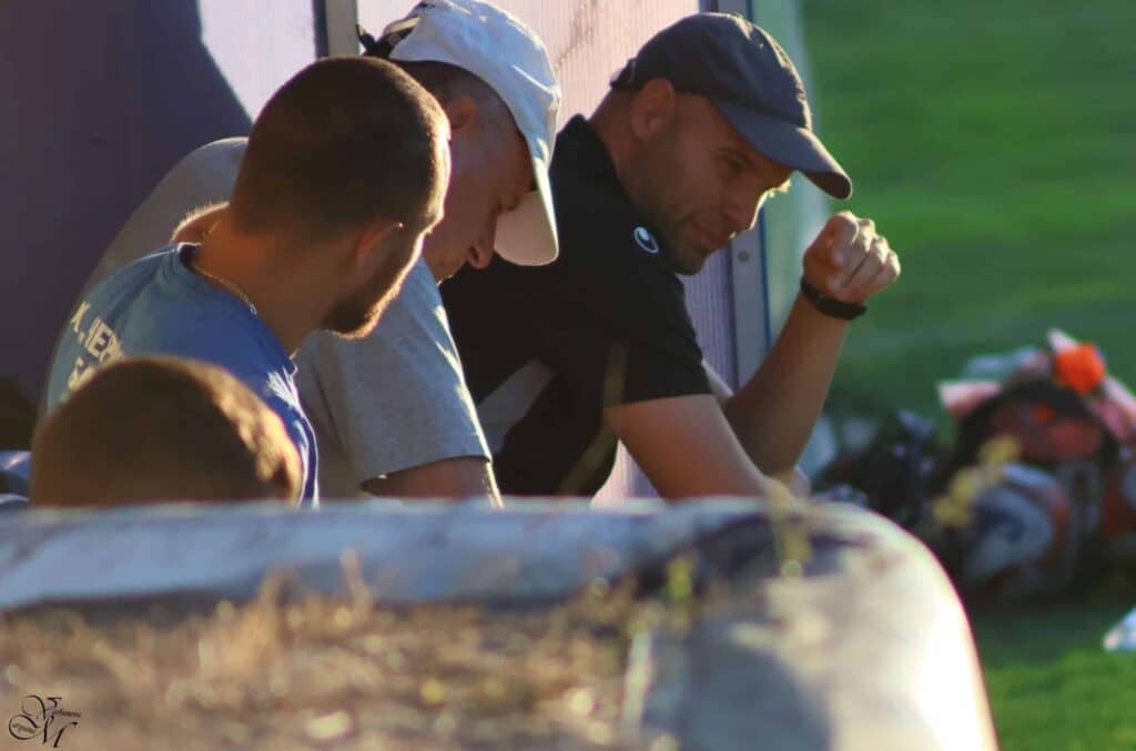 Черноморец (Балчик) очаква първото си домакинство за сезона Старши треньорът на Черноморец (Балчик) Ивайло Станчев сподели очакванията си за първото домакинство на шампионите този сезон. В мач от петия кръг на Североизточната Трета лига балчиклии приемат Олимпик (Варна) в събота, 12-ти септември, от 17 часа. „Нямаме търпение да излезем пред домакинска публика. Това ще ни е първият мач за първенство на наш терен след този, в който вдигнахме трофея за първо място в Трета лига. Амбицирани сме да покажем добро лице и се надяваме да зарадваме феновете с една хубава победа.“, каза Станчев. През миналата кампания Черноморец постигна дубъл от победи срещу варненци, надигравайки ги на два пъти с по 4:1.