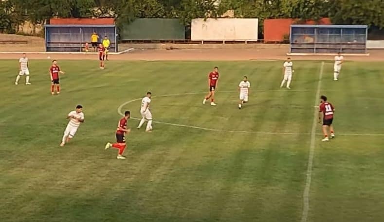 Атлетик (Куклен) загуби с 3:4 при гостуването си на Загорец Атлетик (Куклен) загуби с 3:4 гостуването си на Загорец (Нова Загора) в мач от 6 кръг на Югоизточната Трета лига. Гостите от Куклен два пъти повеждаха в резултата — те откриха за 1:0, а след това Руси Чернаков изравни за 1:1. На почивката кукленци водеха с 2:1. През второто полувреме домакините обърнаха развоя на мача до 4:2 след голове на Юсеин Касов (74), отново Руси Чернаков (76) и Пламен Иванов (83). До края Атлетик успя да върне едно попадение, но то не бе достатъчно и тимът загуби с 3:4.