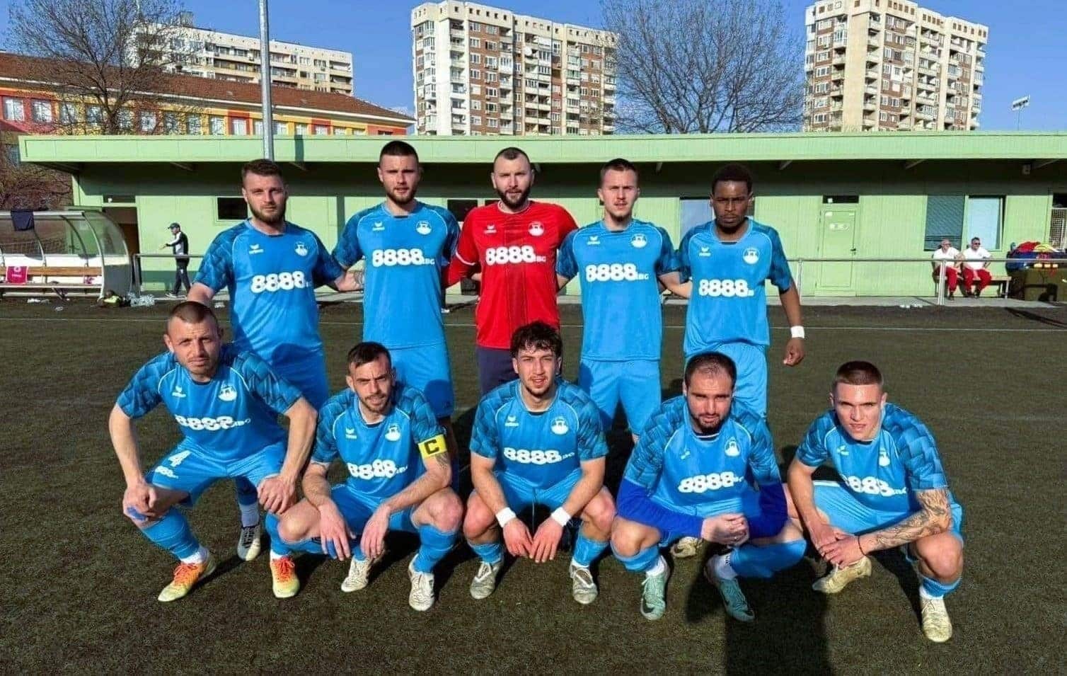 Пирин (Разлог) взе първа победа за сезона в Югозападната Трета лига Пирин (Разлог) постигна първи успех през сезон 2026/27 в Югозападната Трета лига, след като победи ФК Кюстендил с 1:0 в 7-ия кръг. След като в предходния кръг разложани записаха първата си точка за кампанията, сега тимът прибави и първите три пункта и напусна последното място в класирането. Пирин заема 17-а позиция с актив от 4 точки — същия брой има и 16-ият Етрополе. В следващия кръг Пирин (Разлог) ще бъде домакин на Ботев (Ихтиман).