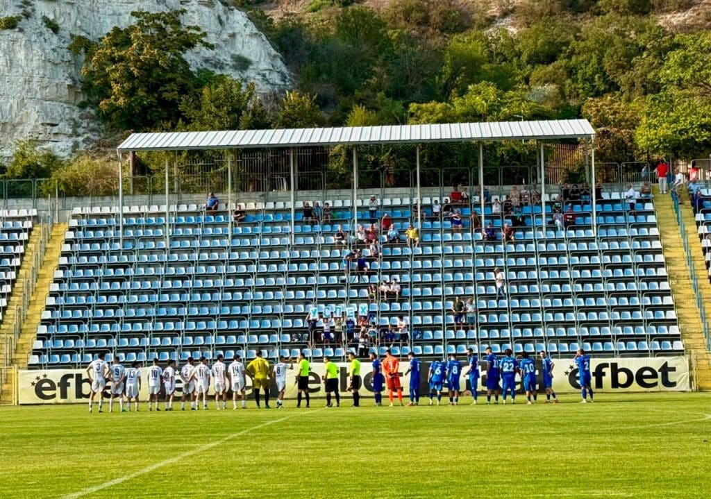 Олимпик (Варна) загуби с 3:4 при гостуването си на шампиона Черноморец (Балчик) в мач от петия кръг на Североизточната Трета лига. Варненци изостанаха с 0:3 до почивката след попадения на Мирослав Начев, Максим Маримнов и Толга Мюрвет, но през втората част успяха да се върнат в срещата. Още в 49-ата минута Александър Гроздев намали след подаване на Юксел Алиев. Девет минути по-късно голмайсторът на Олимпик се разписа с впечатляващ прехвърлящ удар от центъра. В следващата атака Алиев поведе успешната си втора част с изравнителен гол. В 70-ата минута обаче домакините от Балчик отново поведоха след изпълнена дузпа от Иван Томов. Олимпик продължи да търси ново изравняване и в 80-ата минута имаше отлична възможност: Михаел Николов излезе очи в очи с вратаря и можа да комбинира с Гроздев, но предпочете да стреля и стражът на Черноморец се намеси. В следващия, шести кръг Олимпик (Варна) е домакин на дубъла на Черно море (Варна) в едно локално дерби на „морската столица“. Срещата е в събота, 19-ти септември, от 17:00 часа.
