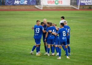 Рилски спортист (Самоков) победи Янтра (Габрово) с 2:0 Рилски спортист (Самоков) се наложи с 2:0 над Янтра (Габрово) в мача от IX кръг на MrBit Втора лига. Домакините продължиха силното си представяне пред собствена публика и записаха трети пореден успех на своя терен след победите над Монтана (2:1) и Спортист (Своге) (2:1). Под ръководството на Пламен Крумов тимът запази и суха мрежа, като двата гола паднаха след почивката. В 61-ата минута Павлин Чиликов даде аванс на Рилецо, а в 81-ата като смяна влезлият Калоян Йосифов оформи крайния резултат. С този успех отборът събра 12 точки и се намира в топ 10 на временното класиране. В следващия кръг Рилски спортист гостува на Марек (Дупница) в неделя, 20 септември, от 17:00 часа.