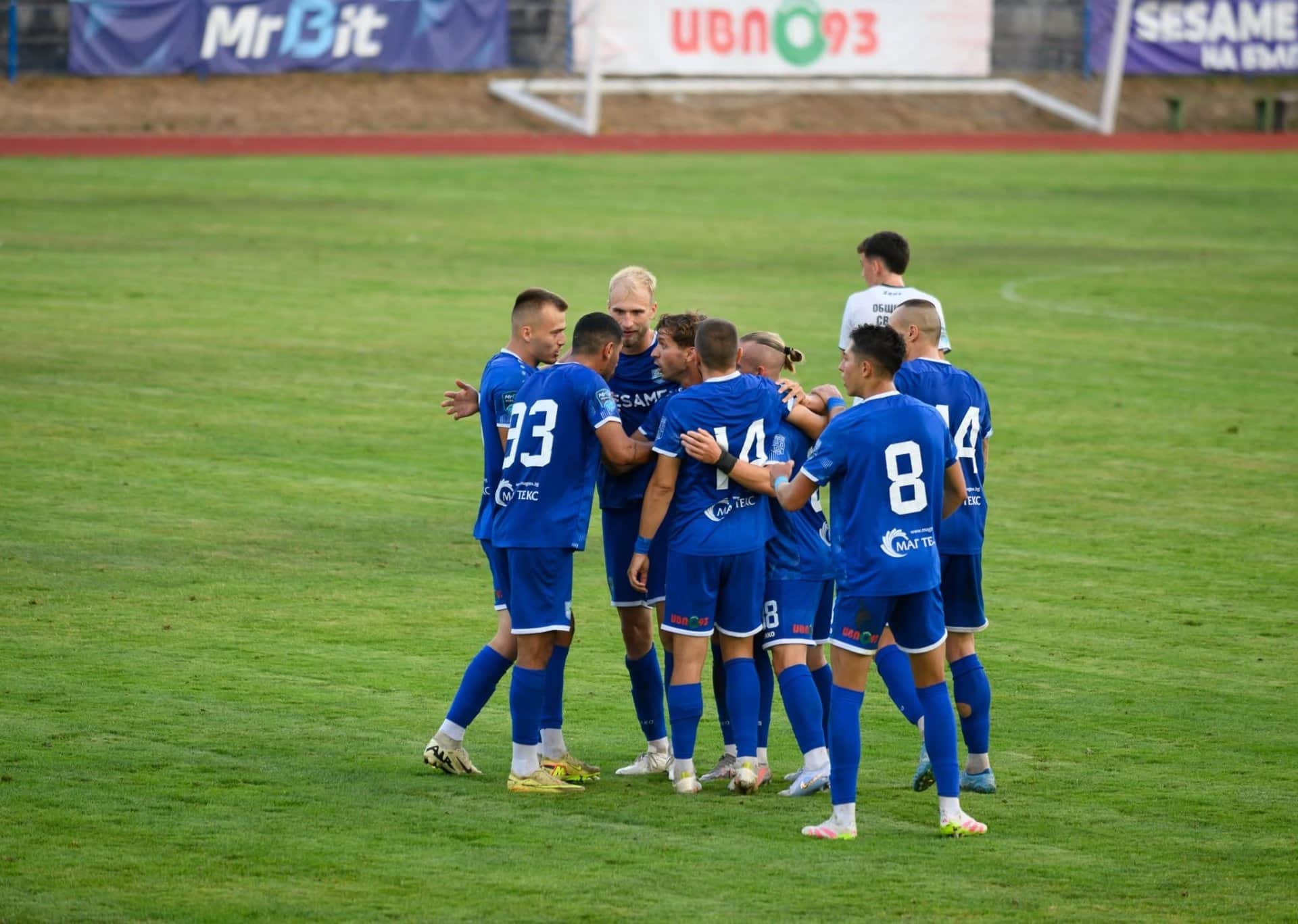 Рилски спортист (Самоков) победи Янтра (Габрово) с 2:0 Рилски спортист (Самоков) се наложи с 2:0 над Янтра (Габрово) в мача от IX кръг на MrBit Втора лига. Домакините продължиха силното си представяне пред собствена публика и записаха трети пореден успех на своя терен след победите над Монтана (2:1) и Спортист (Своге) (2:1). Под ръководството на Пламен Крумов тимът запази и суха мрежа, като двата гола паднаха след почивката. В 61-ата минута Павлин Чиликов даде аванс на Рилецо, а в 81-ата като смяна влезлият Калоян Йосифов оформи крайния резултат. С този успех отборът събра 12 точки и се намира в топ 10 на временното класиране. В следващия кръг Рилски спортист гостува на Марек (Дупница) в неделя, 20 септември, от 17:00 часа.