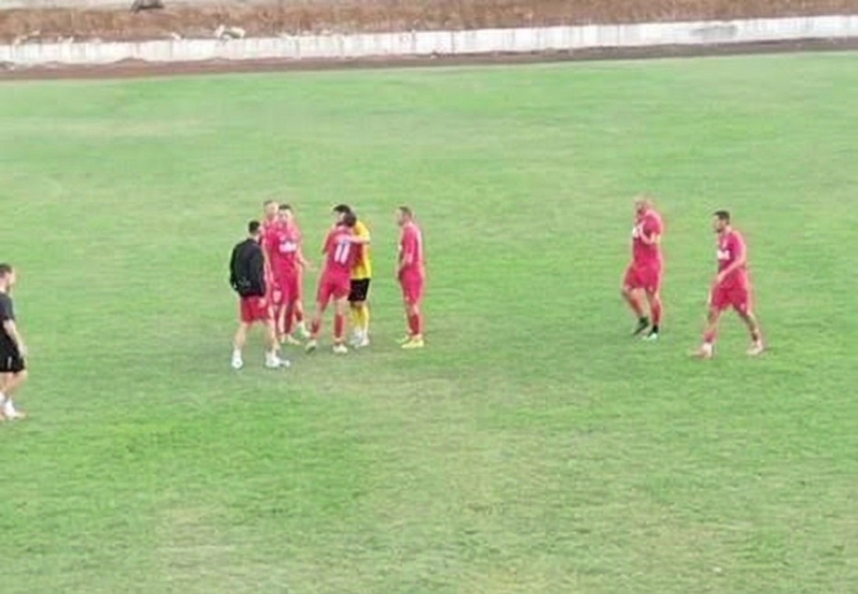 Черноломец (Попово) победи Ботев (Нови Пазар) с 4:0 Черноломец (Попово) записа категорична победа с 4:0 над Ботев (Нови Пазар) в среща от 5 кръг на Североизточната Трета лига. Това бе втори пореден успех за отбора, воден от треньорския тандем Невен Венков - Илиян Памуков. Беадир Беадиров откри резултата в началото на мача и при 1:0 приключи първото полувреме. През втората част домакините бяха по-убедителни и отбелязаха още три гола. Дани Братоев покачи на 2:0 след като довкара отбита от вратаря топка, след като преди това в атака Черноломец уцели гредата. Георги Колев направи резултата класически с диагонален удар от наказателното поле, а в заключителните минути отново Георги Колев реализира, оформяйки крайното 4:0.