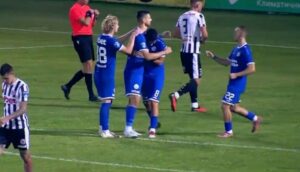 ОФК Несебър завърши 1:1 при гостуването на Локомотив (Горна Оряховица) ОФК Несебър взе точка при гостуването си на Локомотив (Горна Оряховица) — 1:1 в мач от 9-ия кръг на Втора лига. Домакините поведоха в 73-ата минута чрез Мариян Иванов, но делфините възстановиха равенството три минути по-късно, когато Кристиян Парашкевов реализира точно изпълнена дузпа в 76-ата минута. След този двубой Несебър заема 7-о място с актив от 14 точки — същия брой точки има и Етър (Велико Търново). Още в 8-ата минута Максимилиан Симеонов навлезе в наказателното поле на домакините и стреля, но след рикошет топката излезе в корнер. При изпълнението му Симеонов опита с глава, но вратарят спаси. В 21-ата минута Локомотив отвърна с удар от границата на наказателното поле, който излезе в аут. В 61-ата минута вратарят на Несебър Мартин Шейтанов направи впечатляваща намеса при изключителен шанс пред Спас Георгиев. В последните петнайсетина минути двата тима си размениха по един гол — първо Мариян Иванов откри за домакините с глава след центриране от фаул в 73-ата, а три минути по-късно Кабанелас бе фаулиран в наказателното поле и Кристиян Парашкевов бе точен от бялата точка за 1:1. В добавеното време, в 91-ата минута, Несебър организира контраатака — Олександър Клименко напредна отдясно, но се забави с паса в наказателното поле и не намери нахлуващия Кабанелас, пропускайки последната възможност за победен гол.