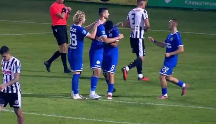ОФК Несебър завърши 1:1 при гостуването на Локомотив (Горна Оряховица) ОФК Несебър взе точка при гостуването си на Локомотив (Горна Оряховица) — 1:1 в мач от 9-ия кръг на Втора лига. Домакините поведоха в 73-ата минута чрез Мариян Иванов, но делфините възстановиха равенството три минути по-късно, когато Кристиян Парашкевов реализира точно изпълнена дузпа в 76-ата минута. След този двубой Несебър заема 7-о място с актив от 14 точки — същия брой точки има и Етър (Велико Търново). Още в 8-ата минута Максимилиан Симеонов навлезе в наказателното поле на домакините и стреля, но след рикошет топката излезе в корнер. При изпълнението му Симеонов опита с глава, но вратарят спаси. В 21-ата минута Локомотив отвърна с удар от границата на наказателното поле, който излезе в аут. В 61-ата минута вратарят на Несебър Мартин Шейтанов направи впечатляваща намеса при изключителен шанс пред Спас Георгиев. В последните петнайсетина минути двата тима си размениха по един гол — първо Мариян Иванов откри за домакините с глава след центриране от фаул в 73-ата, а три минути по-късно Кабанелас бе фаулиран в наказателното поле и Кристиян Парашкевов бе точен от бялата точка за 1:1. В добавеното време, в 91-ата минута, Несебър организира контраатака — Олександър Клименко напредна отдясно, но се забави с паса в наказателното поле и не намери нахлуващия Кабанелас, пропускайки последната възможност за победен гол.