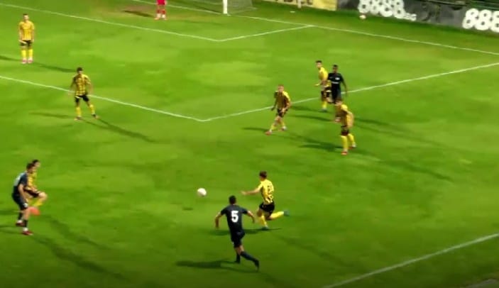 ФК Созопол завърши 0:0 при гостуването си на дублиращия отбор на Ботев (Пловдив) ФК Созопол завърши 0:0 при визитата си на дублиращия тим на Ботев (Пловдив) в мач от 7-ия кръг на Югоизточната Трета лига. Това бе първо реми за небесносините от началото на сезона и то бе постигнато срещу младия състав на „канарчетата“. Двубоят бе равностоен през по-голямата част от времето, като и двата отбора създадоха редица опасни положения. За ФК Созопол по-активни възможности се откриха през първото полувреме. Домакините също имаха няколко заплахи пред вратата, но вратарят Михайло Шевера спаси всички опити, включително и опасен удар на Васил Иванов, останал сам срещу него. В добавеното време се получи критична ситуация пред вратата на Созопол, но реферът отсъди нарушение в атака в наказателното поле, въпреки че топката по-късно премина голлинията. Следващият мач за ФК Созопол е на 26 септември, когато тимът ще е домакин на Секирово.