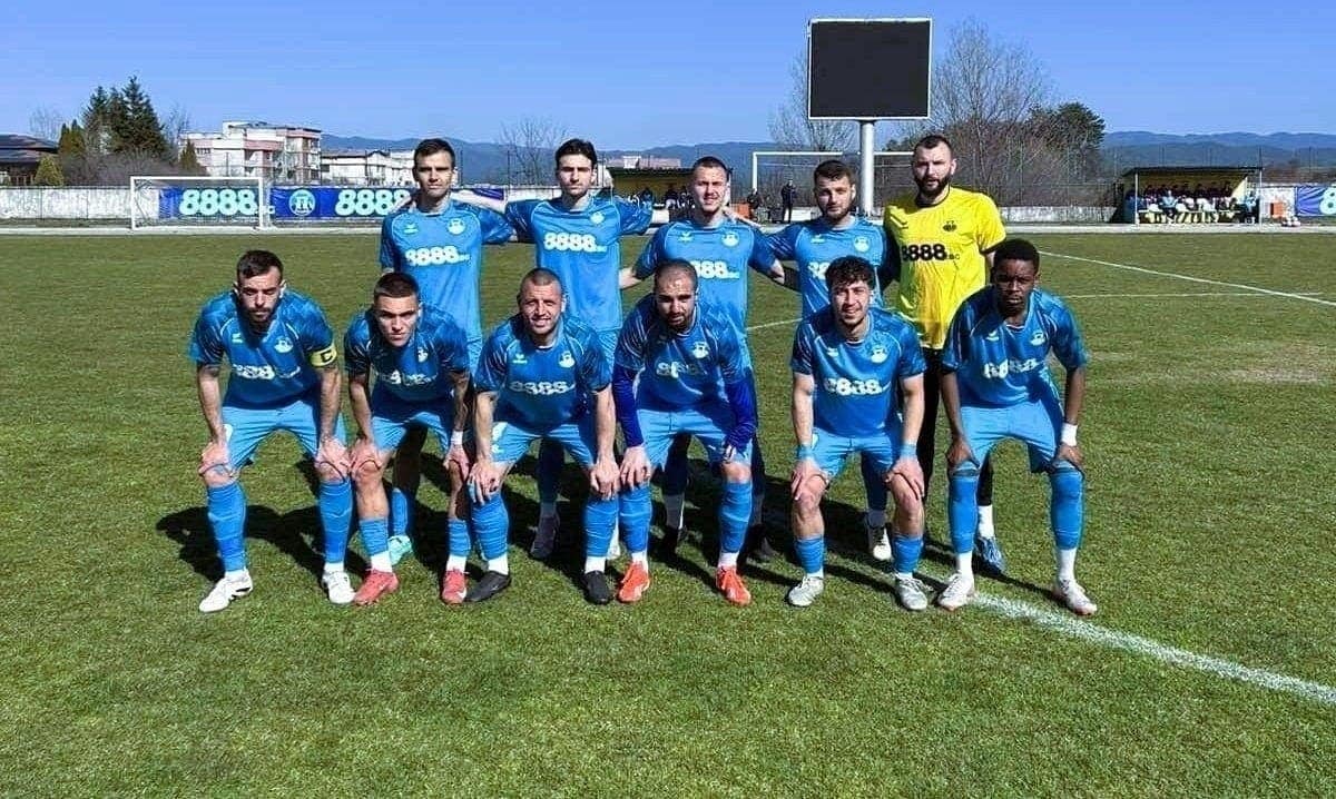 Пирин (Разлог) с втора поредна победа в Югозападната Трета лига Пирин (Разлог) записа втора поредна победа в Югозападната Трета лига, след като надделя с 1:0 над Ботев (Ихтиман) в домакинството си от осмия кръг. Единственото попадение в срещата падна в 23-ата минута. Припомняме, че седмица по-рано Пирин победи с 1:0 ФК Кюстендил като гост. Отборът вече е със 7 точки в актива си, а в следващия кръг ще потърси нови три в гостуването си на Славия II. Сблъсъкът е в събота, 26-ти септември, от 17:00 часа.