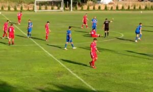 Крумовград победи Марица (Милево) с 4:0 Марица (Милево) загуби с 0:4 от лидера във временното класиране на Югоизточната Трета лига Крумовград. Двубоят бе от 7-ия кръг на първенството и това е едва второто поражение за тима от Милево през сезона. Първите минути бяха равностойни, с много бой в центъра на терена. Домакините се опитваха да задържат топката и да търсят пробив към вратата на гостите. В 19-ата минута Момчил Цветанов изпълни ъглов удар и центрира в наказателното поле на Марица (Милево), последва кратко разбъркване, което не се превърна в опасност. В 25-ата минута домакините организираха добра атака, но не завършиха с точен удар, а при контраатака Веселин Марчев стреля в наказателното поле, но защитник на Марица с шпагат спря топката преди да достигне вратата. В 35-ата минута Крумовград откри резултата. Момчил Цветанов подаде към Димо Бакалов в наказателното поле, той намери непокрития Веселин Марчев и той простреля вратата на домакините. В 39-ата минута Марчев се разписа отново след центриране отдясно. Димитър Пиргов почти на голлинията засече топката, но последна с нея бе Веселин Марчев, който довкара за 0:2. В 43-ата минута Боримир Карамфилов намери хубава позиция за пряк свободен удар, но топката попадна в ръцете на вратаря на Крумовград Дениз Русев. В 63-ата минута вратарят на гостите отрази много силен удар на играч на Марица. След изпълнение на два поредни корнера футболист на Крумовград изчисти от голлинията с глава след опасен удар с глава. В 65-ата минута главният съдия пропусна да отсъди дузпа в полза на Марица (Милево). При следващия корнер Димитър Пиргов отново изчисти топката пред голлинията след глава на Ангел Здравчев. В 72-ата минута Крумовград направи 0:3 чрез Благовест Данчев, който реализира с плътен диагонален удар отляво в наказателното поле. В 86-ата минута Митев опита рискована задна ножица от собственото си поле, след като видя вратаря на съперника излязъл напред, но топката премина малко над вратата. В 87-ата минута Даниел Иванов оформи крайното 0:4 за Крумовград.