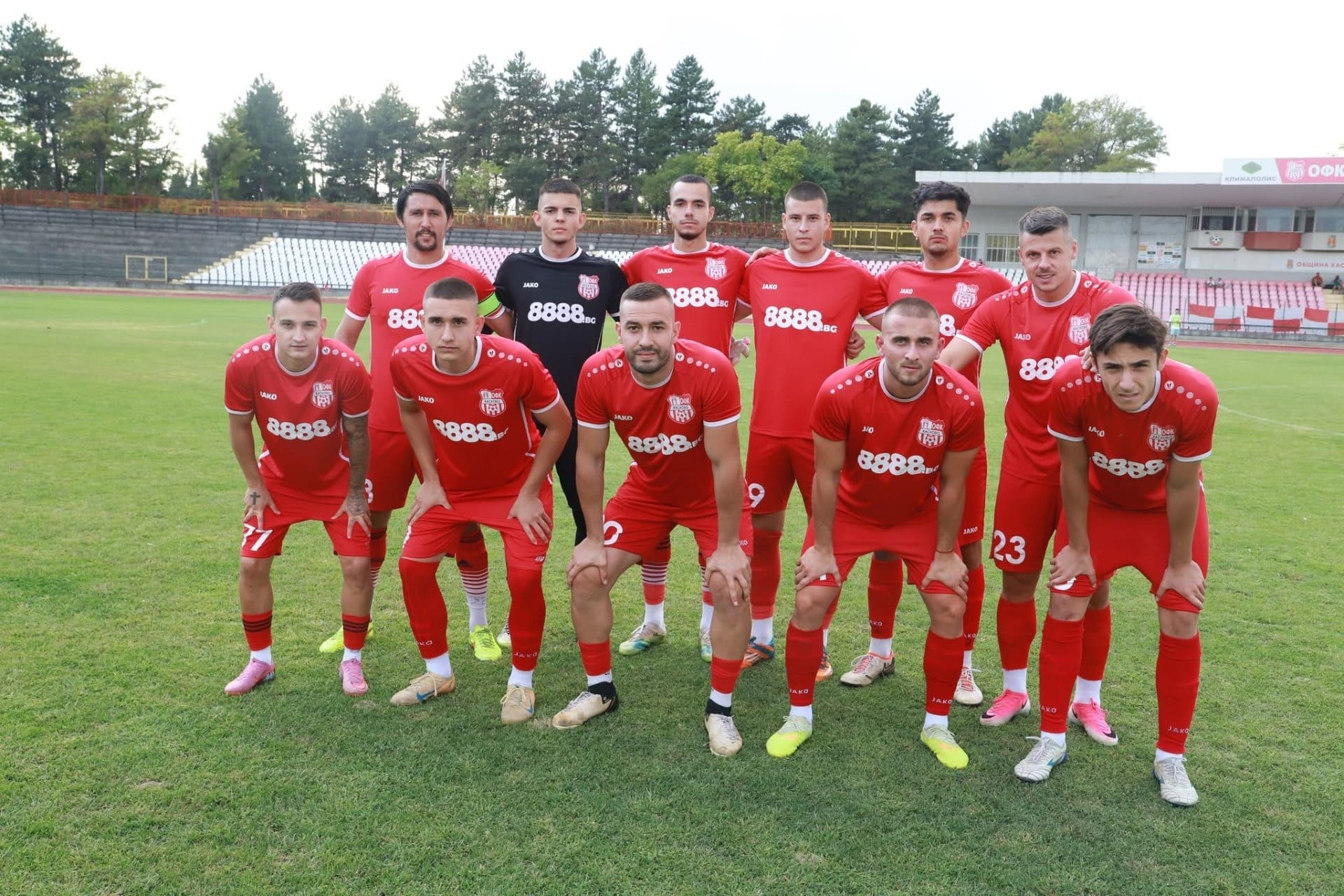 ОФК Хасково победи ФК Димитровград с 3:0 в дербито ОФК Хасково спечели с 3:0 при гостуването си на ФК Димитровград в среща от седмия кръг на Югоизточната Трета лига. Всички попадения паднаха през второто полувреме. Владислав Узунов откри резултата, а Васил Василев направи 2:0. Крайният резултат оформи Красимир Илиев. В следващия кръг ОФК Хасково ще бъде домакин на Атлетик (Куклен). Мачът от осмия кръг е в събота, 26-ти септември, от 17:00 часа.