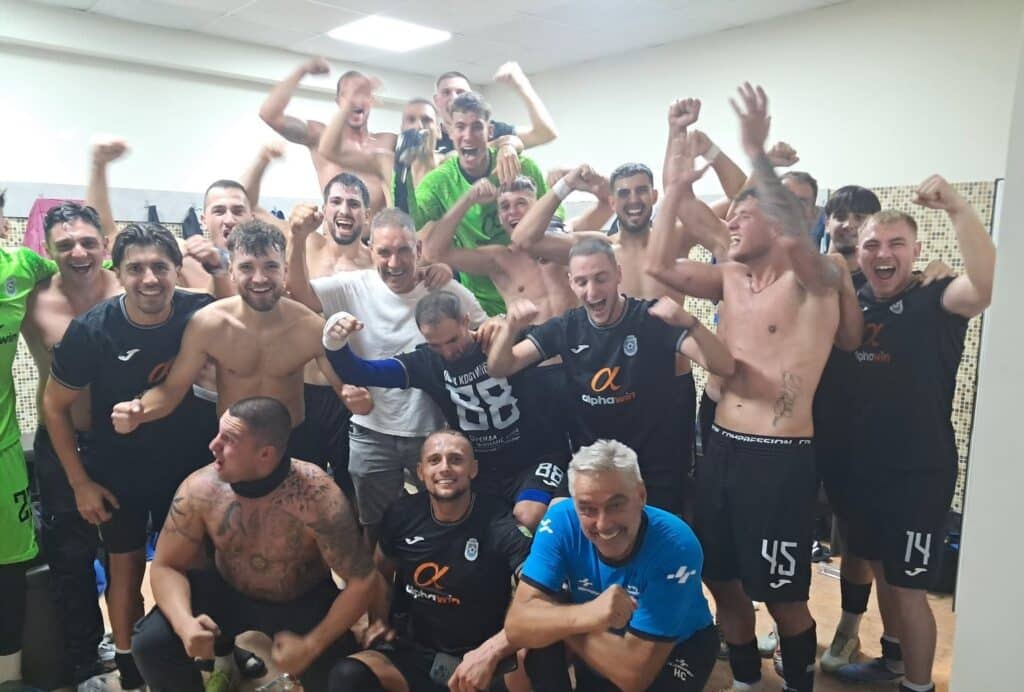 ОФК Костинброд победи Беласица (Петрич) с 1:0 ОФК Костинброд спечели с 1:0 гостуването си на Беласица (Петрич) от осмия кръг на Югозападната Трета лига. „Сините“ надделяха над своя съперник и постигнаха втори пореден успех под ръководството на Найден Спасов. До десетата минута тимът създаде две стопроцентови положения — удар на Апсарух Смилков срещна гредата, а удар на Даниел Гогов беше спасен от стража на „комитите“. В последните 15–20 минути на първата част Беласица взе инициативата и имаше шанс от статично положение, който не бе реализиран. През втората част костинбродци продължиха да доминират и вкараха гол, който обаче бе отменен за доста спорна засада. Пет минути преди края логичното се случи — Християн Бориславов проби по левия фланг и подаде към Гогов, който донесе победата с прецизен завършващ удар. В деветия кръг Костинброд се завръща у дома, където приема Балкан (Ботевград). Мачът е в събота, 26 септември, от 17:00 часа.