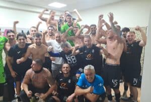 ОФК Костинброд победи Беласица (Петрич) с 1:0 ОФК Костинброд спечели с 1:0 гостуването си на Беласица (Петрич) от осмия кръг на Югозападната Трета лига. „Сините“ надделяха над своя съперник и постигнаха втори пореден успех под ръководството на Найден Спасов. До десетата минута тимът създаде две стопроцентови положения — удар на Апсарух Смилков срещна гредата, а удар на Даниел Гогов беше спасен от стража на „комитите“. В последните 15–20 минути на първата част Беласица взе инициативата и имаше шанс от статично положение, който не бе реализиран. През втората част костинбродци продължиха да доминират и вкараха гол, който обаче бе отменен за доста спорна засада. Пет минути преди края логичното се случи — Християн Бориславов проби по левия фланг и подаде към Гогов, който донесе победата с прецизен завършващ удар. В деветия кръг Костинброд се завръща у дома, където приема Балкан (Ботевград). Мачът е в събота, 26 септември, от 17:00 часа.