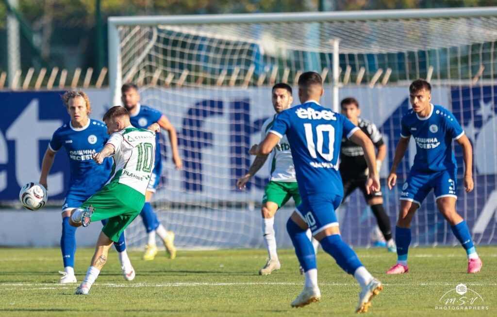 ОФК Несебър посреща Берое в 10-и кръг на Втора лига ОФК Несебър ще бъде домакин на Берое в среща от 10-ия кръг на Втора лига. Мачът е в неделя от 17:00 часа на Градския стадион в Несебър. Домакините се надяват да продължат добрата си форма пред собствена публика. В последните четири срещи в Несебър тимът под ръководството на старши треньора Мирослав Косев регистрира 3 победи и 1 равенство. Със спечелените 10 точки у дома от началото на сезона Несебър е сред водещите отбори по този показател; единствено Берое, Янтра и Етър имат повече точки от своите домакинства. Несебър продължава да среща именити съперници с богата история в българския футбол. В първия кръг тимът загуби от Етър, след това постигна победи над Добруджа и Пирин, направи равенство с Янтра, а в последното си домакинство победи Рилски спортист. Предстоящият противник Берое има значителни успехи в националната и европейската история: шампион на България през 1986 г., носител на Купата на България (2010, 2013) и на Суперкупата (2013), четвъртфиналист за Купата на носителите на купи през 1974 г. и два пъти осминафиналист в европейските клубни турнири — за Купата на УЕФА (1973) и за КНК (1980).