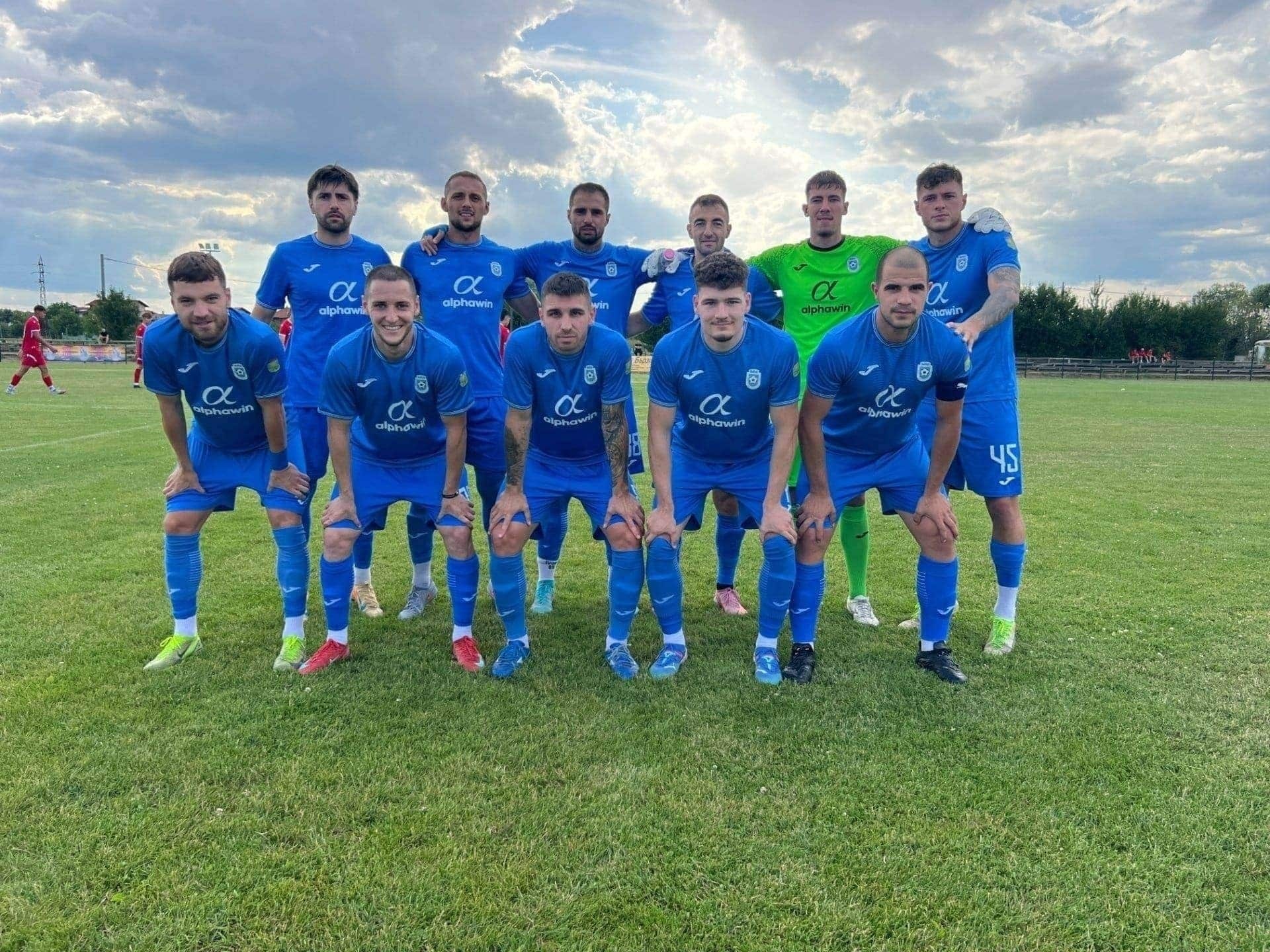 ОФК Костинброд победи Сливнишки герой с 1:0 и се класира за областния финал ОФК Костинброд спечели с 1:0 гостуването си на Сливнишки герой (Сливница) в полуфинален мач от квалификациите за Купата на Аматьорската лига в област София. През първото полувреме домакините удрjаха греда и имаха леко превъзходство, но през втората част възпитаниците на Найден Спасов се представиха по-добре и контролираха повече игровите събития. Пет минути преди края Даниел Гогов донесе минималния успех за Костинброд. След центриране от корнер топката не беше изчистена добре от защитата на домакините и Гогов я прати в мрежата. Костинброд започна двубоя с трима футболисти от втория отбор на 18 и 19 години, като двама от тях играха цял мач. В областния финал тимът ще се изправи срещу Балкан (Ботевград).