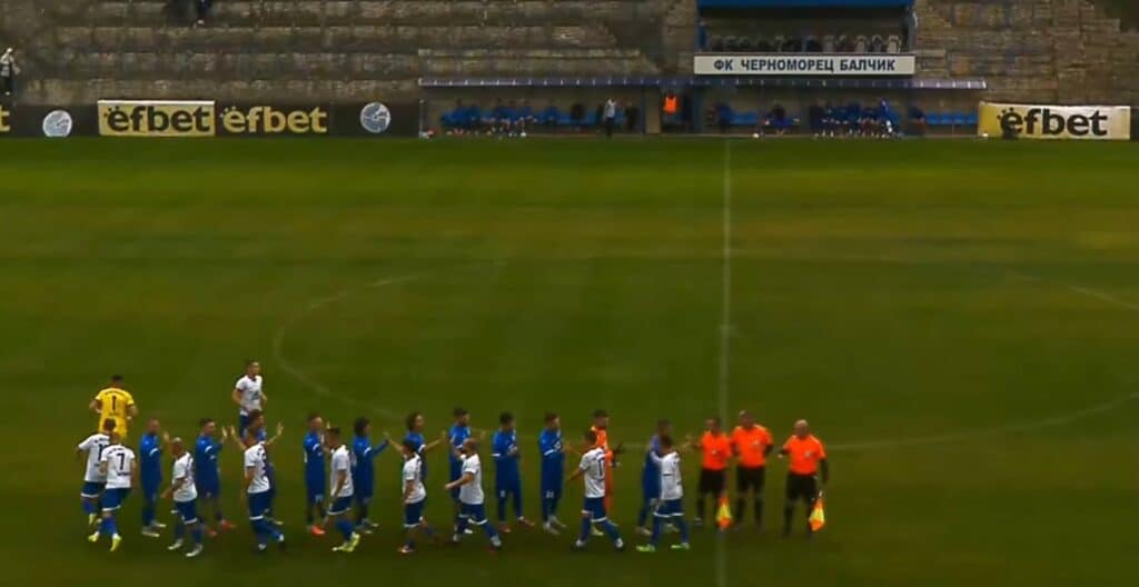 Черноморец (Балчик) победи с 1:0 Светкавица 2014 (Търговище) във второто си домакинство за сезон 2026/27 в Североизточната Трета лига. Двубоят от седмия кръг бе доминиран от балчиклии, които обаче пропуснаха редица положения през целия мач. Шампионите стартираха много активно и още преди да изтекат 30 секунди създадоха първата си голова възможност, но пропуснаха. Логичното се случи в 26-ата минута, когато Борис Стойков реализира дузпа, отсъдена за нарушение срещу Мартин Янакиев. До почивката „чайките“ пропуснаха още няколко шанса да удвоят аванса си. През втората част тимът продължи да бъде по-активен и да създава положения, но до нов гол не се стигна. Все пак Черноморец заслужено взе трите точки. В следващия си мач Черноморец е гост на четвъртодивизионния Атлетик (Провадия) за Купата на Аматьорската лига. Двубоят е в сряда, 30 септември, от 16:00 часа. След това тимът ще приеме Етър (Велико Търново) в мач за Купата на България в събота, 3 октомври, от 14:00 часа.