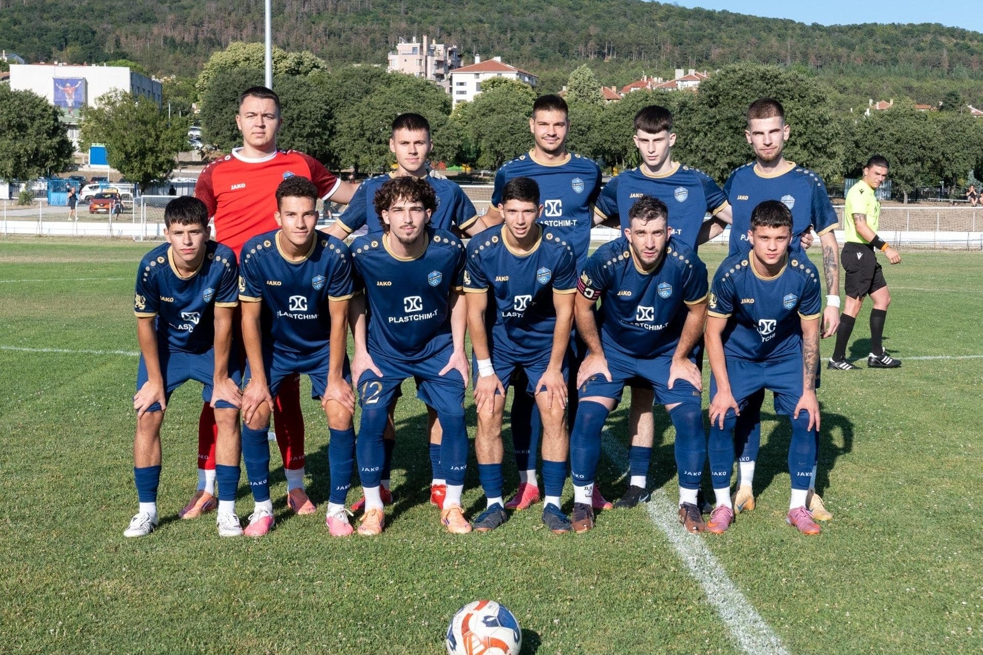 ФК Аксаково победи Олимпик (Варна) с 3:2 ФК Аксаково надделя като домакин над Олимпик (Варна) с 3:2 в среща от VII кръг на Североизточната Трета лига. Това бе първата шампионатна победа за тима през текущия сезон. В първото полувреме „сините“ поведоха след центриране на Димитър Симеонов и грешка на вратаря на гостите. В средата на втората част Олимпик успя да изравни, но по-малко от 10 минути по-късно Димитър Павлу центрира и Борис Колчев реализира с глава. В 78-ата минута подобна комбинация по левия фланг даде резултат — Матей Сотиров проби и подаде за Деан Василев, който направи резултата 3:1. В самия край на мача готите върнаха още един гол, оформяйки крайното 3:2. В следващия кръг ФК Аксаково почива заради ангажиментите на противника в турнира за Купата на България. В сряда, 30 септември, тимът ще приеме Светкавица 2014 (Търговище) в среща от Купата на Аматьорската лига.