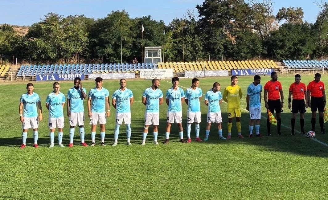 Созопол победи Секирово с 3:2 в драматичен мач от 8-ия кръг ФК Созопол надделя над Секирово с 3:2 в среща от 8-ия кръг на Югоизточната Трета лига. Двубоят в село Българово бе изключително драматичен и се отличаваше с добро ниво за стандартите на Трета лига. За успеха два гола вкара Борислав Трендафилов, а третото попадение реализира щатният голмайстор Глен Хабимана. Това е трети пореден мач, в който възпитаниците на Петър Кюмюрджиев остават без поражение и тимът заема 6-ото място във временното класиране, на три точки зад четвъртия ФК Ямбол.
