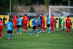 Струмска слава обърна Беласица (Петрич) за 2:1 в IX кръг на Югозападната Трета лига Струмска слава победи Беласица (Петрич) с 2:1 в среща от деветия кръг на Югозападната Трета лига. Първата част бе под диктовката на домакините, но опитите на Теодор Иванов премина над вратата, а ударът на Кристиян Никифоров бе уловен от вратаря на гостите Бусаров. В 38-ата минута гостите от Петрич поведоха в резултата след акция, завършила с центриране от аутлинията към Антон Карачанаков, който от дъгата на наказателното поле вкара за 0:1. До почивката „Славата“ натисна: Борислав Николов стреля, но защитник на Беласица изби на голлинията, а по-късно ударът на Валентин Архипов от дъгата на наказателното поле се спря в напречната греда. В 61-ата минута Валентин Архипов изравни за 1:1. След късо изпълнение на ъглов удар и разиграване пред наказателното поле топката достигна до Архипов, който стреля през куп играчи и вкара. В заключителните минути Мартин Костов донесе успеха за Струмска слава. Голът дойде след удар на капитана Александър Аспарухов от ъгъла на наказателното поле, топката рикошира в играч на гостите и пое парабола към далечния ъгъл, където Костов бе заел добра позиция и реализира победния гол. СТРУМСКА СЛАВА: Йордан Димитров, 6. Румен Гьонов, 5. Мартин Костов, 4. Боян Стойнев, 88. Денислав Мицаков, 9. Кристиян Никифоров (86 – Емилиан Петров), 22. Милен Войнов, 20. Валентин Архипов (80 – Николай Боляров), 2. Борислав Николов, 14. Теодор Иванов (55 – Георги Янев), 10. Александър Аспарухов Резерви: 1. Сергей Митков, 16. Ахмед Адемов, 21. Никола Митков, 3. Антонио Кирилов, 8. Георги Янев, 77. Цветелин Стоичков, 33. Николай Боляров, 17. Емилиан Петров, 80. Мартин Киров