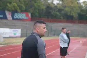 ОФК Хасково записа 2:0 над Атлетик (Куклен), треньорът доволен от първата част Старши треньорът на ОФК Хасково Живко Желев определи успеха над Атлетик (Куклен) с 2:0 като заслужено постижение и изрази задоволство от представянето на отбора през първото полувреме. „Постигнахме заслужена победа. Не съм доволен от това, че през второто полувреме се поотпуснахме вместо да се забавляваме до края на мача. Иначе от първото съм доволен. Добре играха момчетата. Вкарахме два хубава гола на Христо Бойков. Влади Узунов изпусна дузпа, но на всеки се случва. Важното е, че победихме и запазихме суха мрежа. Доволни сме и чакаме следващия противник.“, каза Желев след двубоя. Това беше трета поредна победа за „червените“ в шампионата. Отборът ще почива в следващия кръг заради ангажиментите на съперника му за Купата на България. „Трябва да се постараем да продължим добрата серия. В хубав ритъм сме.“, добави Живко Желев.