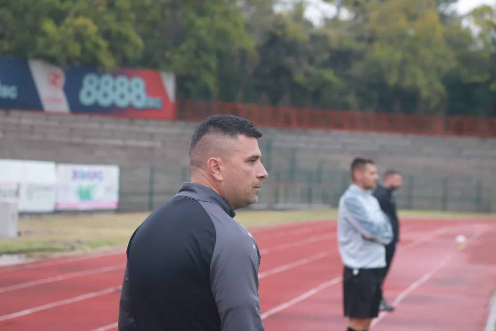 ОФК Хасково записа 2:0 над Атлетик (Куклен), треньорът доволен от първата част Старши треньорът на ОФК Хасково Живко Желев определи успеха над Атлетик (Куклен) с 2:0 като заслужено постижение и изрази задоволство от представянето на отбора през първото полувреме. „Постигнахме заслужена победа. Не съм доволен от това, че през второто полувреме се поотпуснахме вместо да се забавляваме до края на мача. Иначе от първото съм доволен. Добре играха момчетата. Вкарахме два хубава гола на Христо Бойков. Влади Узунов изпусна дузпа, но на всеки се случва. Важното е, че победихме и запазихме суха мрежа. Доволни сме и чакаме следващия противник.“, каза Желев след двубоя. Това беше трета поредна победа за „червените“ в шампионата. Отборът ще почива в следващия кръг заради ангажиментите на съперника му за Купата на България. „Трябва да се постараем да продължим добрата серия. В хубав ритъм сме.“, добави Живко Желев.