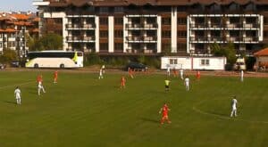 ФК Банско победи Ботев (Ихтиман) с 1:0 и временно оглави класирането ФК Банско надделя над Ботев (Ихтиман) с 1:0 в отложен двубой от 10-ия кръг на Югозападната Трета лига, игран днес на стадион „Свети Петър“ в курортния град. След успеха Банско временно зае първото място в таблицата с 22 точки, преди да се изиграят останалите срещи. По този начин тимът изпревари днешния си съперник Ботев (Ихтиман) и Струмска слава, като Оборище (Панагюрище) и Миньор (Перник) имат по един мач по-малко. Единственото попадение в срещата бе дело на Георги Фикиин в 39-ата минута. След изпълнение на ъглов удар Фикиин се оказа най-съобразителен и с глава намери очертанията на вратата. През втората част и двата отбора пропуснаха възможности, но домакините успяха да запазят преднината си. В 81-ата минута Фикиин имаше шанс да вкара втори гол, след като бе изведен сам срещу вратаря на гостите, но топката дойде малко по-дълга и нападателят не успя да я засече, а стражът скъси дистанцията.