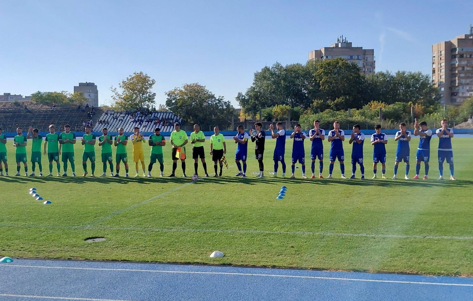 ФК Ямбол завърши 3:3 срещу Секирово в 10-и кръг на Югоизточната трета лига ФК Ямбол направи 3:3 като домакин срещу Секирово (Раковски) в мач от 10 кръг на Югоизточната трета лига. Първото полувреме бе кошмарно за домакините, които изоставаха с 0:3. На почивката старши треньорът Николай Жечев реагира и въведе нужните корекции в състава. През втората част на терена сякаш излезе друг отбор и върна трите попадения за крайното 3:3. Николай Йорджев откри за 1:3 в 50-ата минута, Цветелин Радев намали на 2:3 в 61-ата минута, а Анжело Петров оформ и изравняването — 3:3 в 87-ата минута.