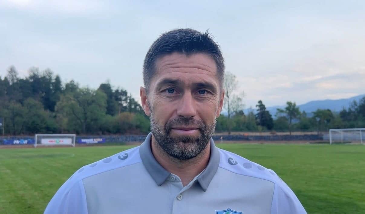 Рилски спортист (Самоков) завърши 0:0 при посещението си на Локомотив (Горна Оряховица). След мача старши треньорът Пламен Крумов коментира двубоя пред медиите. „Закономерен резултат. Поздравявам и двата отбора за мъжкия двубой и поздравявам хората, които бяха дошли да ни подкрепят.“, каза наставникът на Рилецо след двубоя. Ремито сложи край на победната серия на самоковци, но точката бе достатъчна тимът да се изкачи на пето място в класирането с актив от 19 пункта. „Получи се доста здрав сблъсък без много футболни достойнства. Преобладаваха повече единоборствата. Общо взето беше биткаджийски мач, който припокри очакванията ни. Смея да твърда, че Локомотив (Горна Оряховица) е един от най-добре подготвените тактически отбори в групата. Ако забележите резултатите им, се вижда, че мачовете им не предлагат голям брой голове, защото са труден тим за преодоляване. Не успяхме да намерим път към тяхната врата, за което съжаляваме.“, каза още Пламен Крумов. Рилецо отправи повече удари към вратата на съперника и може да съжалява за пропуснатата възможност за трите точки. „Накрая бяхме и с човек повече, вкарахме и втори централен нападател. В един момент бяхме с четирима нападатели. Имахме малко на брой ситуации и те не бяха стопроцентови. В крайна сметка топката не успя да влезе.“, добави Крумов. Пред отбора предстои мач за Купата на България, а в шампионата следва гостуване на Берое (Стара Загора). „Можем да направим доста изводи какво трябва да подобряваме. Но лоша точка няма. Сега най-важното е да възстановим играчите и от другата седмица започваме да се готвим за двубоя с Дунав (Русе) за Купата на България. Това е един бонус за нашия отбор. Дано да дойдат да ни подкрепят повече хора и евентуално да успеем да ги зарадваме с една победа.“, завърши специалиста.