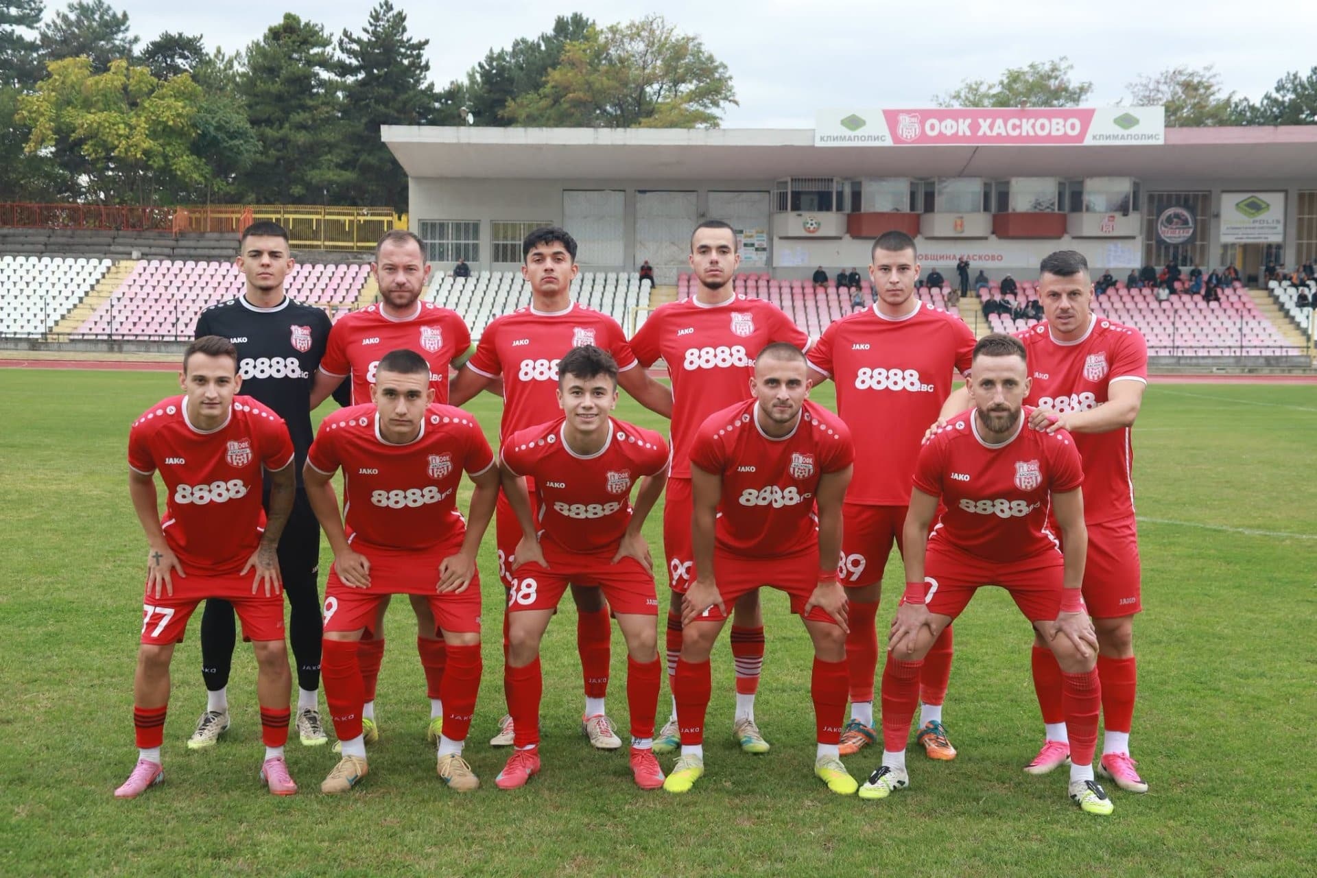 ОФК Хасково 1:1 Ботев II (Пловдив) в Х кръг на Югоизточната Трета лига ОФК Хасково завърши 1:1 в домакинството си на Ботев II (Пловдив) от Х кръг на Югоизточната Трета лига. Началото не бе благоприятно за „червените“ — още в ранните минути Костадин Пеев бе принуден да напусне терена заради контузия. Въпреки това отборът на Живко Желев имаше две добри възможности през първото полувреме, които не бяха реализирани. В 60-ата минута „канарчетата“ откриха резултата на стадион „Хасково“. В 78-ата обаче Християн Василев донесе точката за домакините, разписвайки се с глава след центриране на Красимир Илиев. В следващия кръг ОФК Хасково гостува на Секирово (Раковски) в събота, 17-ти октомври, от 16 часа.