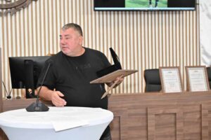 Гигант (Съединение) победи дублиращия отбор на Локомотив Пловдив с 3:0 Гигант (Съединение) се наложи с 3:0 над дублиращия тим на Локомотив Пловдив в пореден двубой от Югоизточната Трета лига. "Изиграхме силен мач и не оставихме шансове на младите момчета на Локомотив. Спечелихме заслужено, като освен головете, имахме още доста положения, ударихме и греда. Сякаш още до полувремето всичко бе решено в наша полза, за което се радвам, защото не допуснахме и миг подценяване. В този мач нямаше какво да се обърка... но ние успяхме да подходим отговорно и да си улесним ситуацията", каза Добри Козарев пред официалния сайт на Гигант Съединение. "Искам да поздравя искрено всички момчета и треньора Васил Стефанов, защото продължаваме да се представяме добре. Имаме потенциал, нужно ни е да продължим да бъдем постоянни и да продължаваме да доближаваме лидерите", добави шефът на клуба. "Предстои гостуване на Левски в Карлово и независимо, че са на последно място, там винаги играем трудно", завърши Добри Козарев.