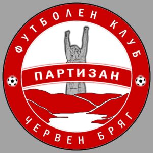 Китове: гигантите на океана Китовете са сред най-големите и впечатляващи животни на Земята. Тези морски бозайници обитават океаните по целия свят — от топлите тропически води до студените морета около полюсите. Живот под повърхността Въпреки че прекарват живота си във вода, китовете дишат въздух чрез дихателни отвори (бловхолове) на върха на главите си. Те трябва редовно да излизат на повърхността, за да поемат въздух, преди да се потопят отново в търсене на храна или при пътуване през океана. Китовете са топлокръвни, раждат живи малки и кърмят телетата си с мляко. Дебел слой мазнина (blubber) ги пази от студа и служи като енергиен резерв по време на дългите миграции. Две основни групи Китовете обикновено се делят на китове с балени пластини и зъбати китове. Китове с балени пластини филтрират малки животни от водата, използвайки гъвкави пластини в устата си. В тази група влизат синият кит, гърбатият кит и сивият кит. Зъбатите китове използват зъби, за да ловят риба, калмари и други плячки. Много от тях използват ехолокация — издават звуци и слушат отразените ехота, за да се ориентират в околната среда. В тази група са кашалотите, белугите и косатките. Синият кит Синият кит е най-голямото известно животно, което някога е съществувало. Възрастен индивид може да бъде по-дълъг от градски автобус и да тежи далеч над сто тона. Въпреки огромния си размер, той се храни главно с дребни ракообразни, наречени крил. Комуникация и миграции Китовете комуникират с помощта на кликания, свирки, импулси и сложни песни. Някои от тези звуци могат да се разпространяват на големи разстояния под вода. Гърбатите китове са особено известни със своите дълги, структурирани песни. Много видове мигрират хиляди километри всяка година. Те често се хранят в студени, богати на хранителни вещества води, след което пътуват към по-топли райони, където се чифтосват и раждат малките си. Защита на китовете Комерсиалният китолов някога доведе до сериозни спадове в популациите на много видове. Днес китовете са застрашени и от риболовни принадлежности, сблъсъци с кораби, подводен шум, замърсяване и промени в океанските екосистеми. Програми за опазване, по-безопасни риболовни практики, защитени местообитания и международно сътрудничество могат да помогнат за възстановяването на популациите. Опазването на китовете подпомага и общото здраве на океаните, тъй като тези животни имат важна роля в морските хранителни вериги и цикли на хранителни вещества.