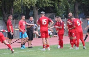 ФК Банско разгроми Стрела (Вълкосел) с 10:1 и продължава в полуфиналите ФК Банско постигна убедителен успех над Стрела (Вълкосел) с резултат 10:1 в среща от 1/4-финалите за Купата на Аматьорската лига. Съперникът е представител на Областната група Благоевград. Треньорският тандем Борис Галчев – Иван Топузов даде шанс предимно на млади футболисти и на играчи с по-малко игрово време през сезона. Хеттрик реализира Радослав Рашев, а по два гола записаха Павел Головодов, Георги Проев и Попадийн. Веднъж се разписа и Леонардо Мандухов. За полуфиналите в областния турнир продължават още Пирин Разлог, Септември Симитли и изненадата Ветрен (Полена), който отстрани Беласица.