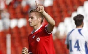 Павел Головодов — носител на Купата на България с ЦСКА през сезон 2015/2016 и настоящ футболист на ФК Банско — пое отговорната задача да запали децата по спорта, съчетавайки това и с работата си като учител. От три години Головодов работи във Второ основно училище „Гоце Делчев“ в родния си град, където преподава физическо възпитание на ученици от 2. до 7. клас. „Благодаря на целия чудесен колектив в училището“, казва Павел Головодов, който признава, че с всяка изминала година децата променят интересите си и за съжаление спортът остава на все по-заден план, но все още има достатъчно, които искат да спортуват. „Момчетата ме разпитват наистина ли съм играл в ЦСКА, интересно им е. Показвам им стари снимки или видео клипове и се старая по този начин да им покажа, че спортът е едно от най-хубавите неща“, разказва още футболистът. В същото време той е футболист на ФК Банско и играе под ръководството на треньорския тандем Борис Галчев и Иван Топузов. Интересното е, че Галчев му бе капитан в ЦСКА в сезона, в който „армейците“ бяха в Югозападната „В“ група, но спечелиха Купата на България. „За втори път съм в Банско и не се поколебах нито за момент това лято да се върна, когато Боби Галчев ми се обади. В отбора се чувствам като в едно голямо семейство. Всички футболисти сме от региона, а това ни прави още по-сплотени. Целта ни е да бъдем, колкото може по-напред в класирането“, добавя Головодов.