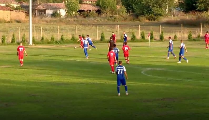 Марица (Милево) победи ФК Ямбол с 2:1 в 11-ти кръг на Югоизточната Трета лига Марица (Милево) надделя над ФК Ямбол с 2:1 като домакин в двубой от 11-ия кръг на Югоизточната Трета лига. Това бе четвърта поредна победа за домакините, които запазват позицията си заедно с лидерите във временното класиране. Гостите откриха резултата в 13-ата минута, когато Янаки Панайотов засече с глава центриране от корнер. Ямболци имаха още един шанс да повишат преднината си, но защитник на Марица Милево изчисти топката от голлинията. В края на първото полувреме домакините получиха дузпа, която бе реализирана от Цветелин Петров за 1:1. Крайният резултат 2:1 бе оформен в заключителните минути на срещата чрез попадение на Константин Петров, донесло трите точки за Марица Милево.