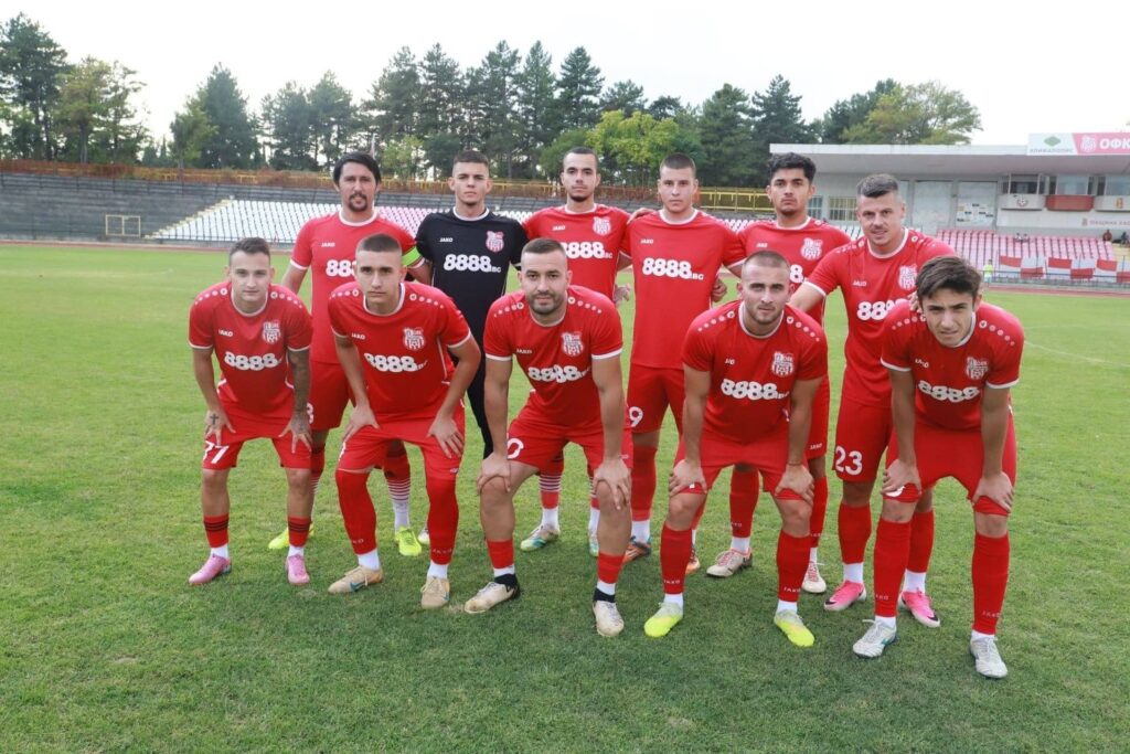 ОФК Хасково обърна от 0:2 до 3:2 като гост на Секирово (Раковски) ОФК Хасково постигна впечатляващ обрат и спечели визитата си на Секирово (Раковски) с 3:2 в среща от 11-ия кръг на Югоизточната Трета лига. Гостите доминираха през по-голямата част от двубоя, но въпреки това Йордан Айвазов донесе аванс от два гола за „секирите“ още през първото полувреме. В края на първата част Теодор Димитров върна хасковлии в мача с гол за 1:2. През втората част Влади Узунов се разписа два пъти и оформи крайното 3:2, осигурявайки трите точки за тима си. За победителите пропуски имаха Костадин Пеев и капитанът Тейнур Марем, който не игра заради висока температура. Още в сряда, 21-ви октомври, ОФК Хасково ще има ново тежко изпитание в шампионата — тимът гостува на Нефтохимик (Бургас) в отложен мач от деветия кръг, който е насрочен за 16:00 часа на стадион „Лазур“.