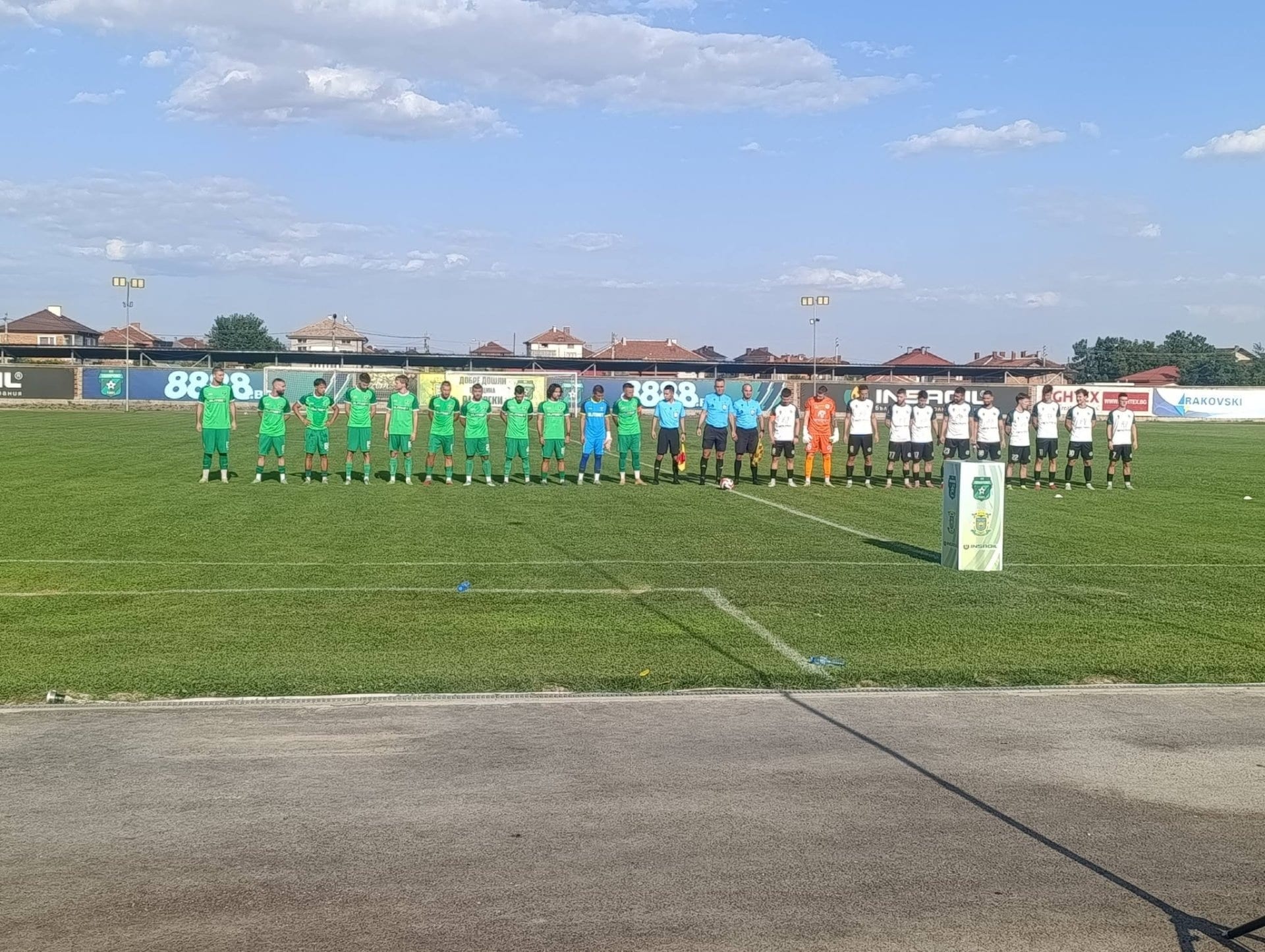 Секирово загуби у дома от ОФК Хасково с 2:3 ФК Секирово (Раковски) отстъпи с 2:3 при домакинството си на ОФК Хасково в 11-ия кръг на Югоизточната Трета лига. Йордан Айвазов даде преднина на „секирите“ с две попадения, но гостите направиха пълен обрат. Теодор Димитров намали на 2:1 преди почивката, а след паузата Владислав Узунов се разписа два пъти и донесе победата за „червените“. „Най-фрапиращо е че вече 4 мача повеждаме със по 2:0 и един с 3:0 и допускаме обрати от противниците. Още до 20-та минута водехме със 2:0 с голове на Йордан Айвазов и от там нататък всичко рухна. След този мач вече се очертаваме като основен изпадащ. Жалко за феновете, жалко за всичко, което се прави. Но това е положението, след като и днес имахме поне 6-7 човека отсъстващи по различни причини - наказани, контузени, болни и други със незнайно какви симптоми. Не може да се очаква кой знае какво. Жалко и за новия ни треньор Атанас Любенов, който се сблъсква с тази обстановка при заварено положение и не може да направи кой знае какво. Борбата ще е до последно след като сами отново се докарахме до тази ситуация.“, коментираха от ръководството. В сряда, 21-ви октомври, Секирово отново ще играе домакински мач — тимът приема Загорец (Нова Загора) в отложен двубой от деветия кръг на първенството. Началният час е 16:00 на стадион „Петър Парчевич“.