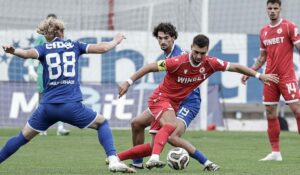 ОФК Несебър отпадна от Купата след загуба с 0:2 от ЦСКА ОФК Несебър отпадна на 1/16-финалите в турнира за Купата на България след поражение с 0:2 от ЦСКА. Двата гола за гостите паднаха две минути преди края на редовното време и в добавеното време. Йоанис Питас откри в 88-ата минута, а Мохамед Брахими оформи крайното 2:0 в 90+6-ата минута. Домакините обаче могат да съжаляват, че не спретнаха сензация срещу един от лидерите в Първа лига и не успяха да материализират своите възможности. ЦСКА доминира още от началото. В 25-ата минута след удар на Брахими топката се удари в близката греда на вратата на Несебър. В 34-ата минута Жоел Цварц бе оставен сам и стреля силно, но вратарят Шейтанов спаси, а при добавката Годой не намери очертанията на вратата. В 42-ата минута беше най-чистото положение за Несебър — Кристиян Парашкевов бе изведен сам срещу Димитър Евтимов с много добър пас на Стефан Статев, нападателят опита удар, но вратарят се намеси с крак.